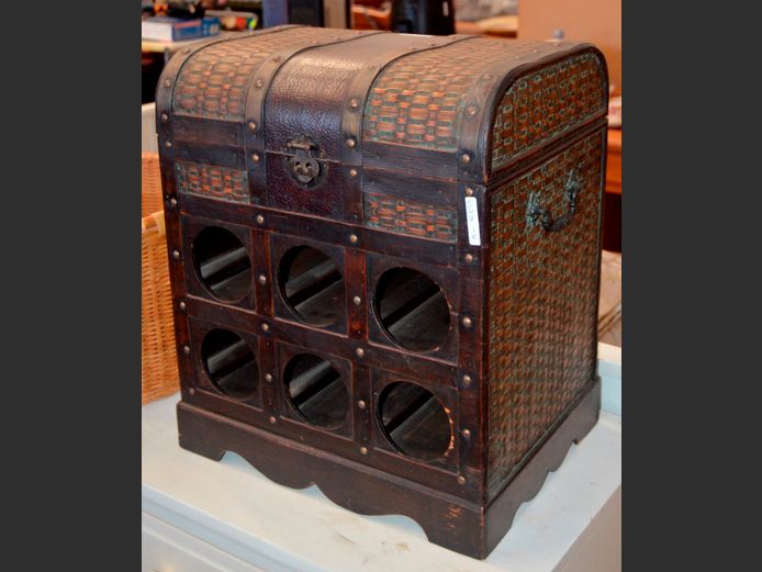 LEATHER BOUND & RATTAN WOVEN FLIP TOP WINE CHEST, 42 x 32 x 50cm