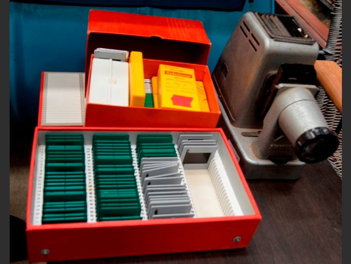 VINTAGE ZEISS IKON SILDE PROJECTOR WITH SLIDES [Untested, no power cable]