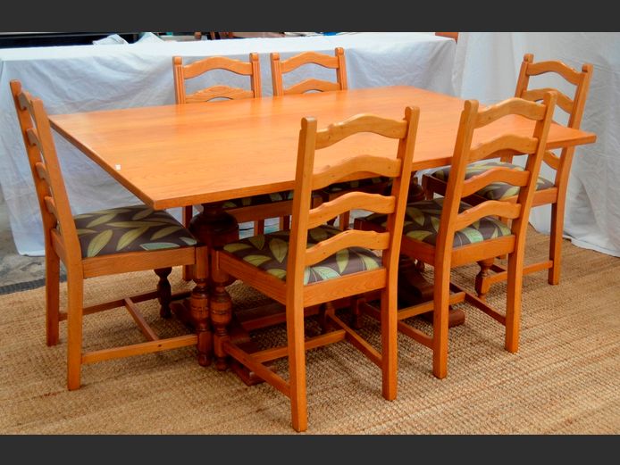 OAK DINING TABLE WITH 6 MATCHING CHAIRS, 166 x 113 x 77cm