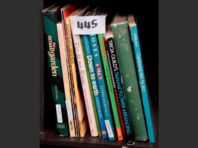 COLLECTION GARDENING BOOKS