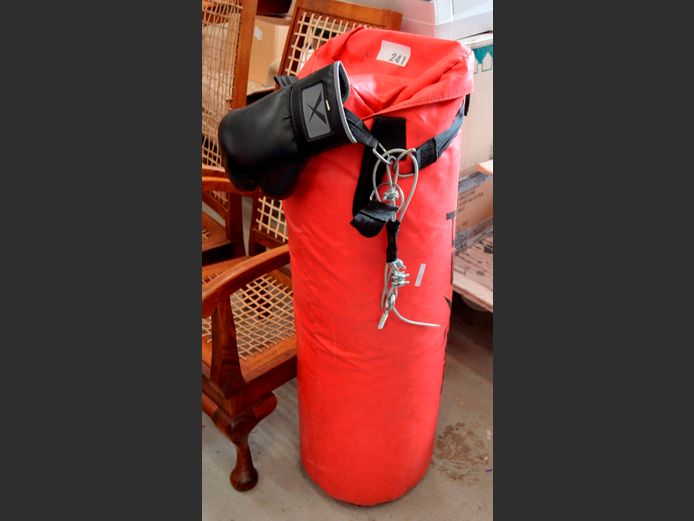 MAXED COMBAT PUNCHING BAG & 1 GLOVE, 105cm High