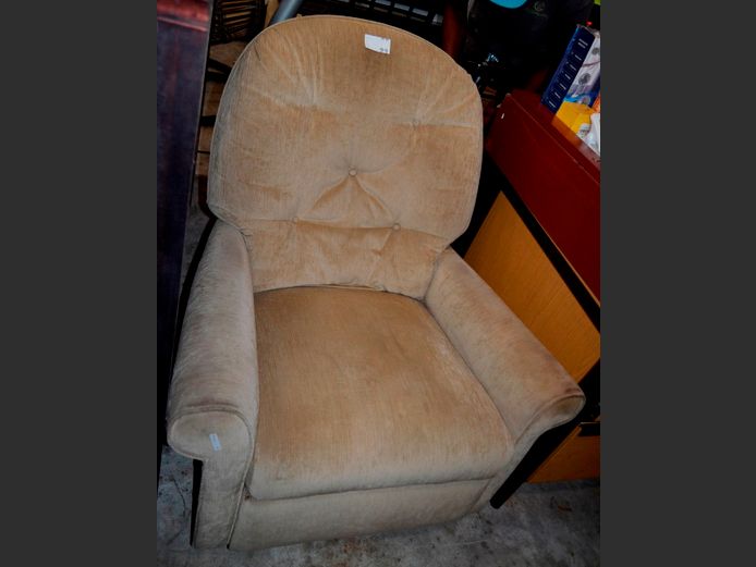 BEIGE UPHOLSTERED LA-ZY BOY RECLINING ARMCHAIR [Needs a clean]