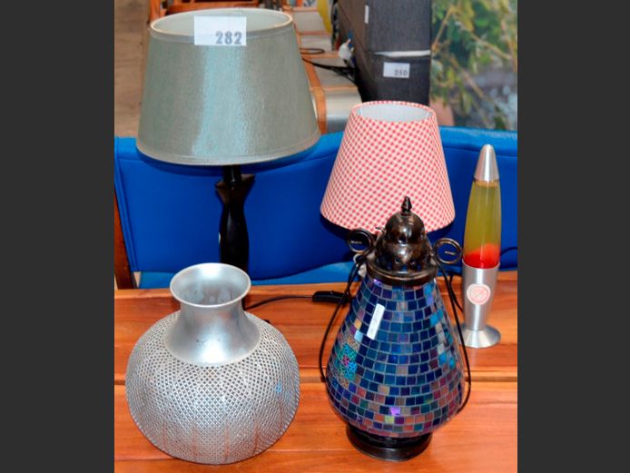 LOT: 2 x TABLE LAMPS WITH SHADES, PIERCED VASE, MOSAIC CANDLE LAMP & A LAVA LAMP [61,71]