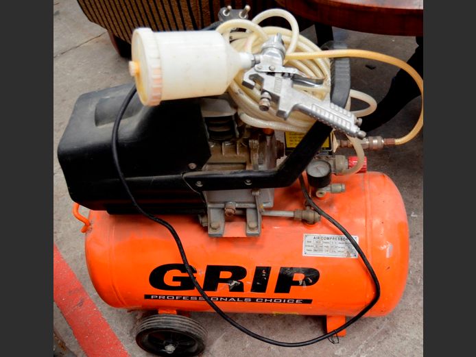 GRIP 50 LITRE AIR COMPRESSOR WITH HOSE & GUN [Switches on, untested further]