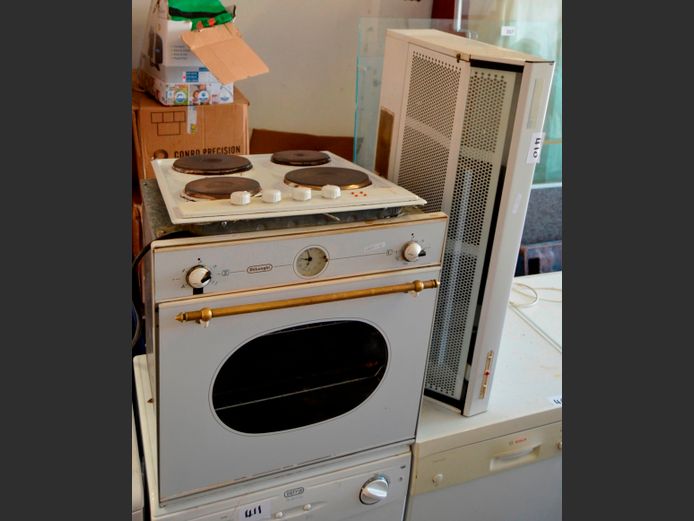 DELONGHI ANTIQUA UNDERCOUNTER OVEN, UNIVA 4-PLATE HOB & MERCURY EXTRACTOR [Switches on, untested further]