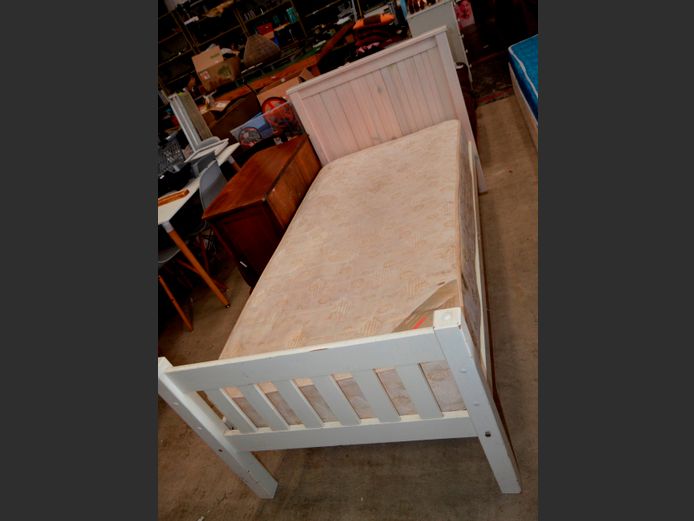 WHITE PAINTED PINE SINGLE DIVAN WITH MATTRESS [Mattress needs a clean]