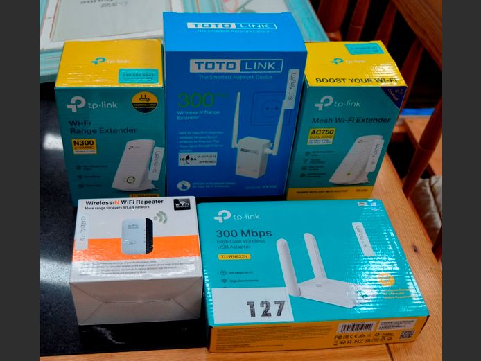 LOT: 2 x TP LINK WI-FI RANGE EXTENDERS, TOTO RANGE EXTENDER, etc [Untested]