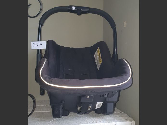 BLACK BABY CAR SEAT