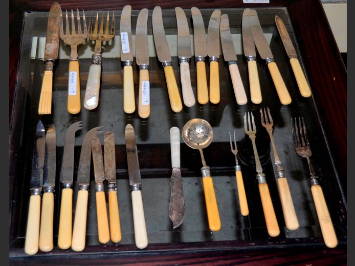 ASSORTED BONE & BAKELITE HANDLED KNIVES & FORKS