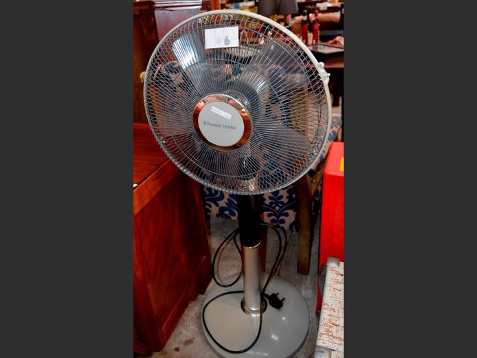 RUSSELL HOBBS PEDESTAL FAN [Switches on]