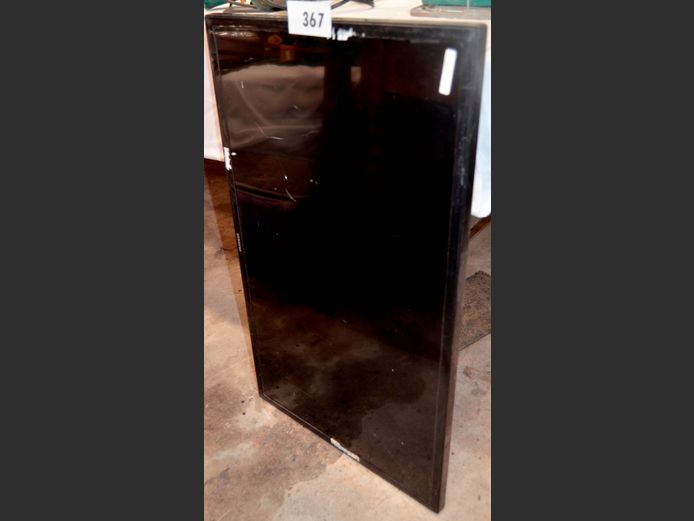 SAMSUNG 32" LED TV [Switches on, untested further, screen cracked] [#: CP607076MS] ### LICENCE PLEASE ###