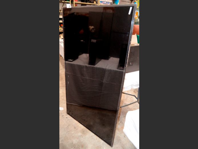 HISENSE 65" TV [Switches on, Screen cracked] ### LICENCE PLEASE ###