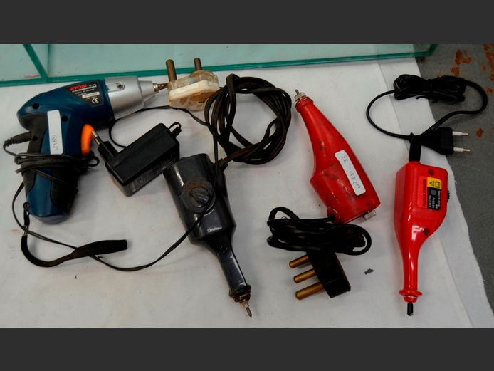 LOT: 3 x ELECTRIC ENGRAVERS & A RYOBI SCREW GUN [Switch on, untested further]