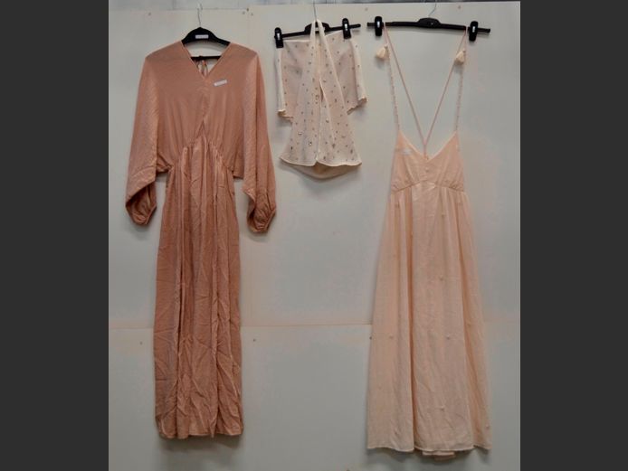 LOT: 2 x DRESSES & A CROCHETED HALTERNECK TOP & SHORTS SET
