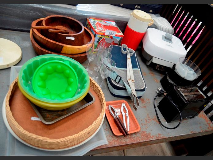 SALTON ELECTRIC FRYING PAN, 2-SLICE TOASTER, WOODEN BOWLS, etc [Switch on, untested further] [23,34]