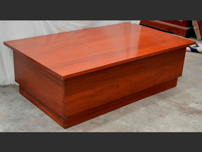 SAPELE MAHOGANY COFFEE TABLE WITH FLIP UP LID, 135 x 80 x 43cm