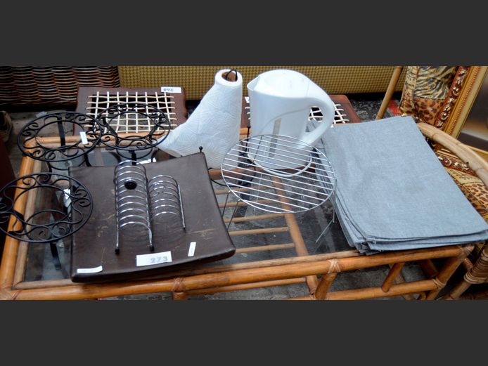 OTTIMO KETTLE, TOAST RACKS, PLACEMATS, etc [Switches on, untested further]