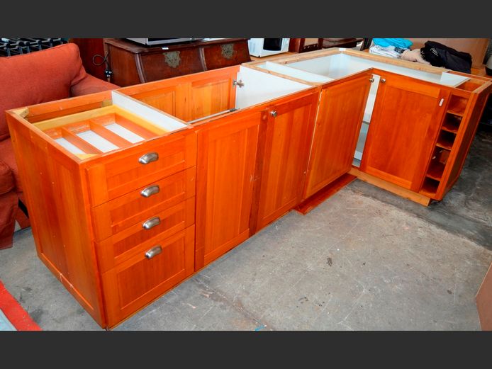 CHERRYWOOD 4-DOOR, 4-DRAWER L-SHAPED KITCHEN CUPBOARD, 277 x 128 x 87cm [No top]