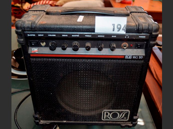 ROSS GUITAR AMP, 33 x 18 x 36cm [Switches on]