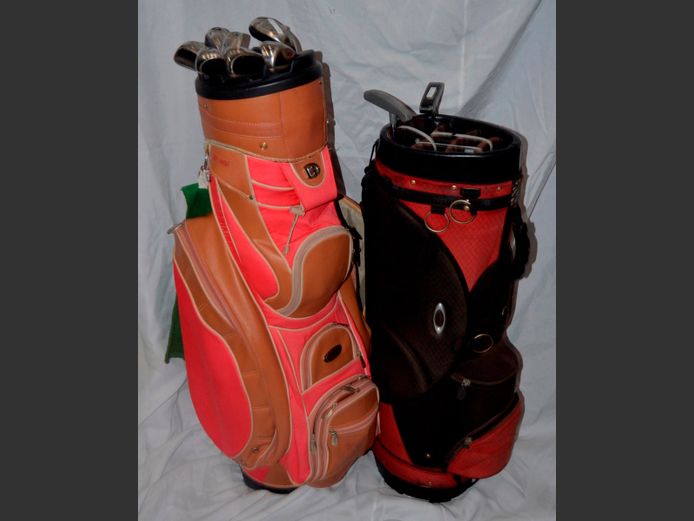 LOT: 2 x GOLF BAGS WITH CLUBS