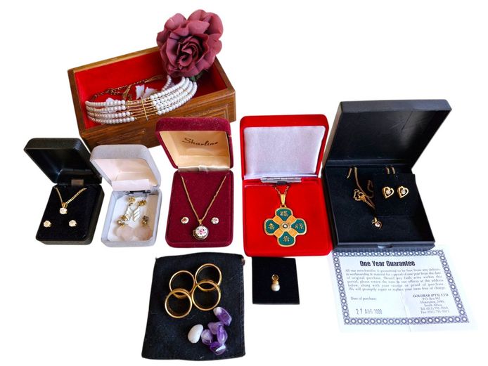 Assorted Vintage Costume Jewellery