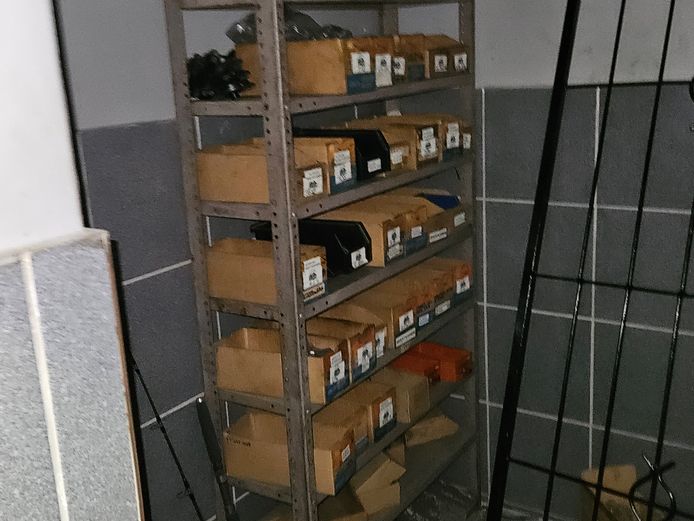 VARIOUS SMALL COMPRESSOR PARTS AND BOXES