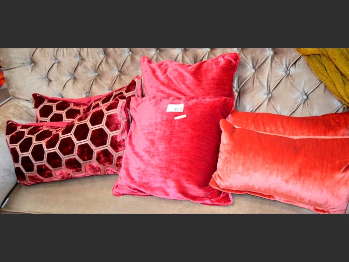 LOT: 3 x PAIRS PINK & RED SCATTER CUSHIONS