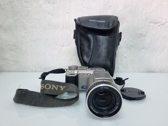Sony Cyber-shot DSC-F717 Digital Camera with Carl Zeiss Vario-Sonnar Lens