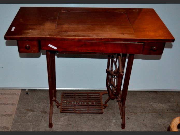 VINTAGE SINGER SEWING MACHINE CABINET, 87 x 42 x 73cm [Untested]