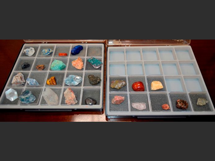 COLLECTION NATURAL GEM STONES IN CASES