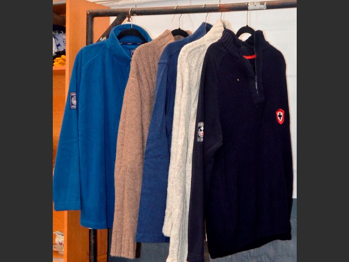 LOT: MEN'S FLEECY JACKETS & JERSEYS