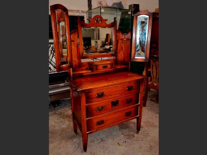 OAK 3-DRAWER DRESSING TABLE WITH BEVELLED WINGBACK MIRRORS, 91 x 45 x 160cm [Drawer handles to be replaced, replacements in drawer]