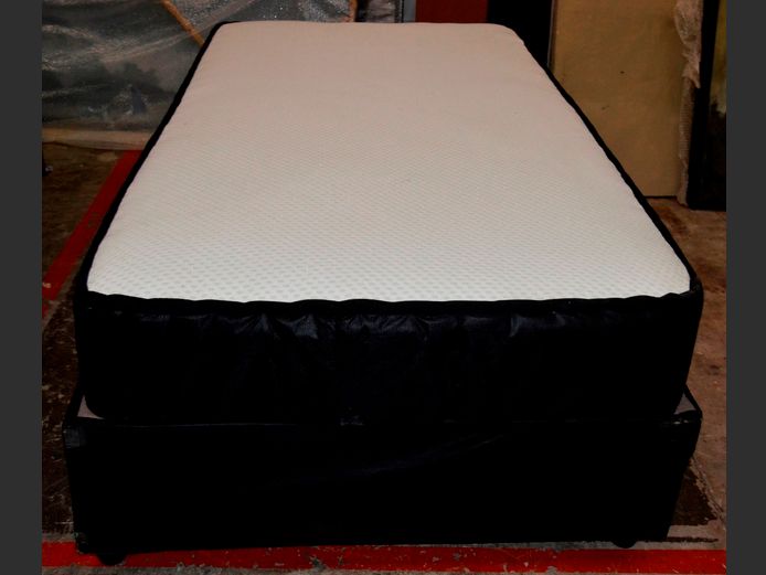 BLACK & WHITE ¾ BED BASE & MATTRESS SET [Needs a clean, no feet]