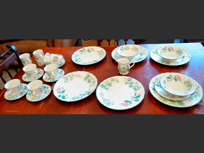 FLORAL PATTERNED 23-PIECE PART DINNER SERVICE [Chips to some piesces]
