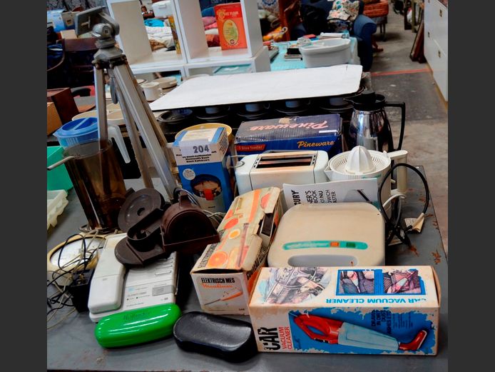 ELECTRIC SLICER, PINEWARE TOASTER, MERCURY SNACKWICH MAKER, etc [Switch on, untested further]