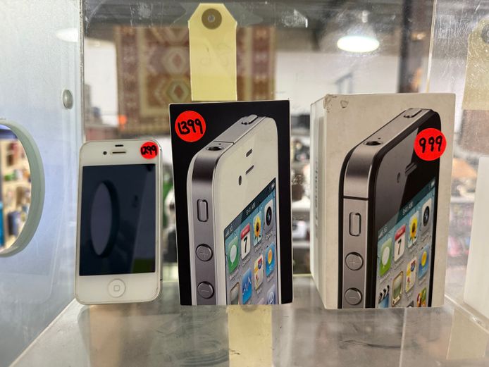 Lot of Iphone 4's 