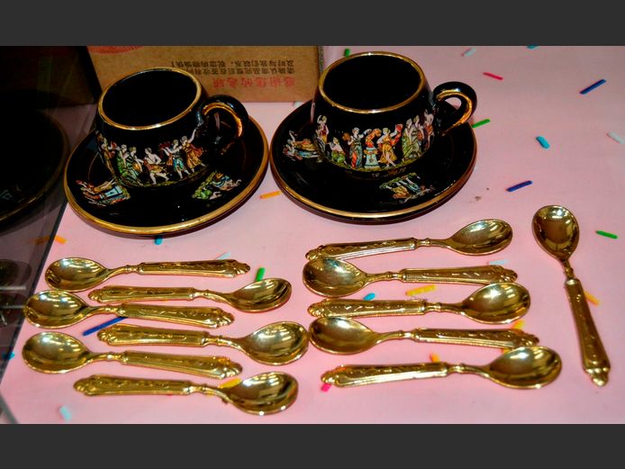 PAIR STELLA 24 CARAT GOLD RIMMED & HAND DECORATED TEA CUPS & SAUCERS & SET OF 12 TEASPOONS