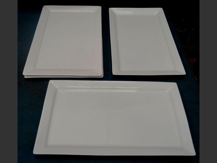 LOT: 5 x WHITE PLATTERS, 45 x 28cm & 44 x 26cm [Corner to 1 broken]