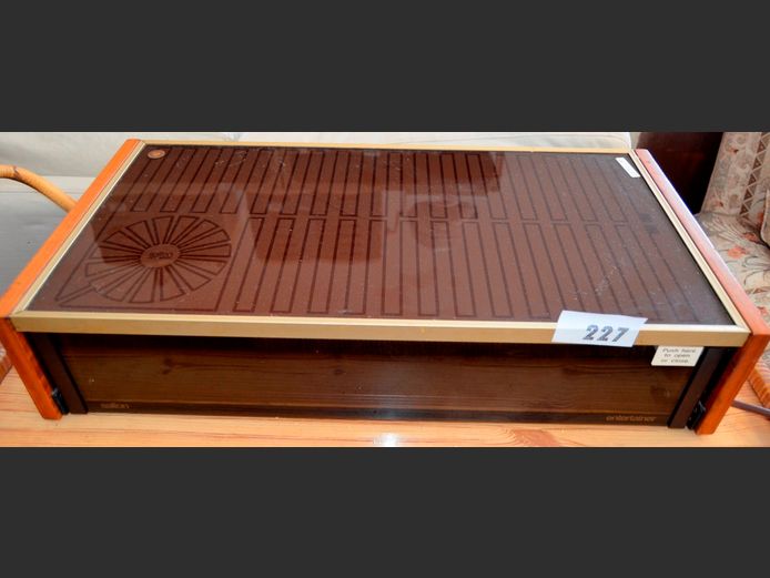 SALTON HOTTRAY WITH WARMER DRAWER [Switches on, untested further]