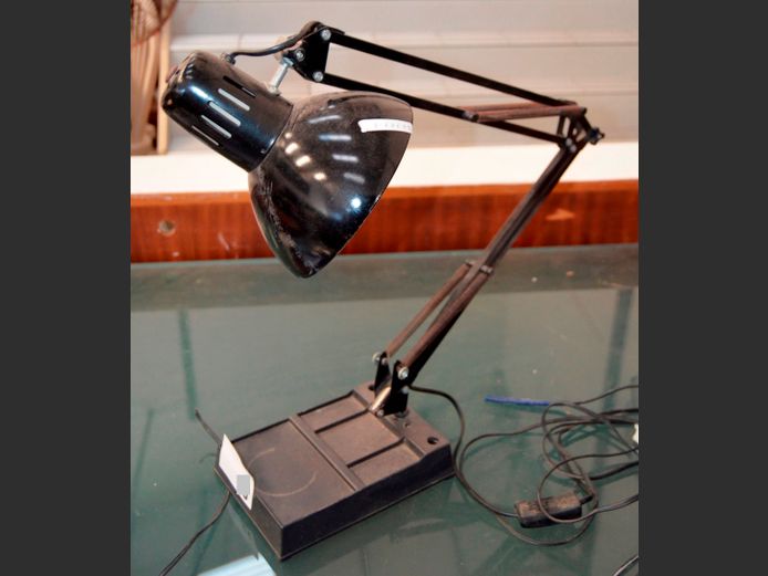 VINTAGE BLACK METAL ADJUSTABLE DESK LAMP [Springs rusty]