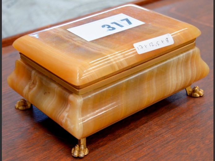 ONYX JEWELLERY BOX ON BRASS CLAW FEET, 17 x 12.5 x 8cm