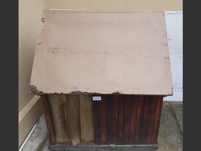 DOG KENNEL WITH INFRARED LIGHT