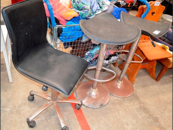 PAIR BLACK & CHROME GAS LIFT BAR CHAIRS & A SWIVEL OFFICE CHAIR [Bases rusted]
