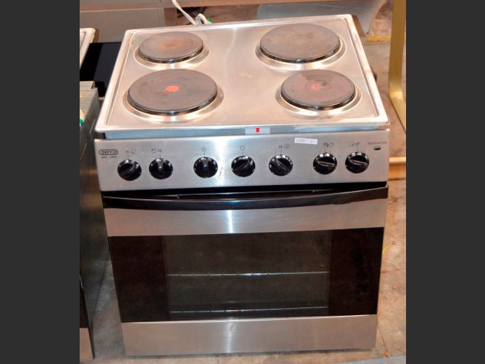DEFY UNDERCOUNTER OVEN & 4-PLATE HOB [Untested, cooker plug]