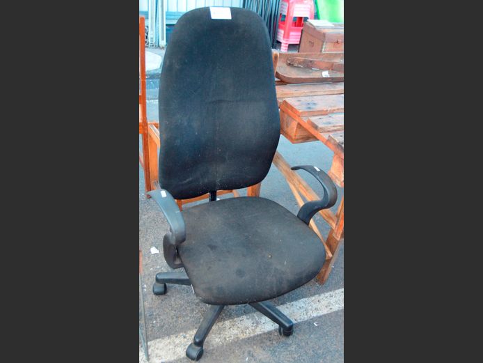 BLACK SWIVEL OFFICE CHAIR [Hole to upholstery, needs a clean]