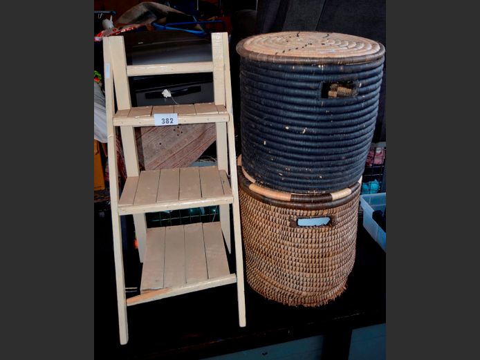 LOT: 2 x WOVEN LAUNDRY BASKETS & A PLANT STAND