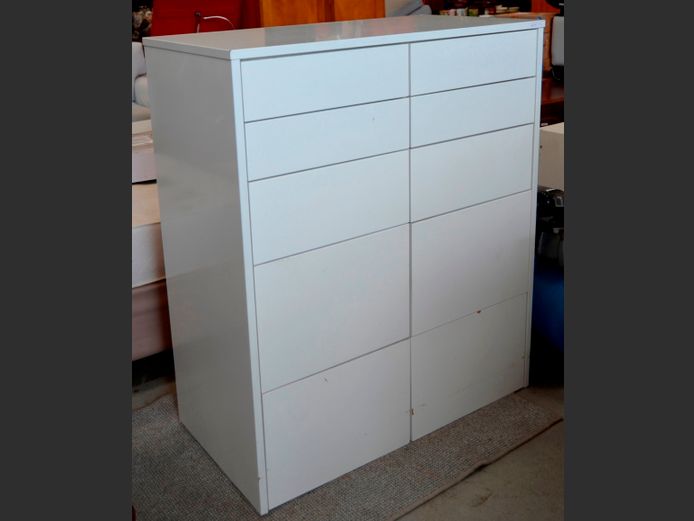 WHITE DUCO 10-DRAWER CHEST OF DRAWERS, 105 x 54 x 123cm [Some chips]