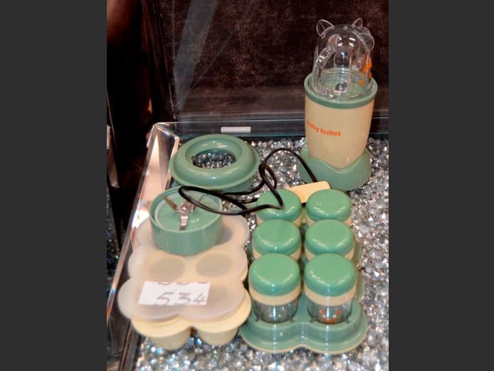 BABY BULLET WITH STORAGE CONTAINERS [Switches on]