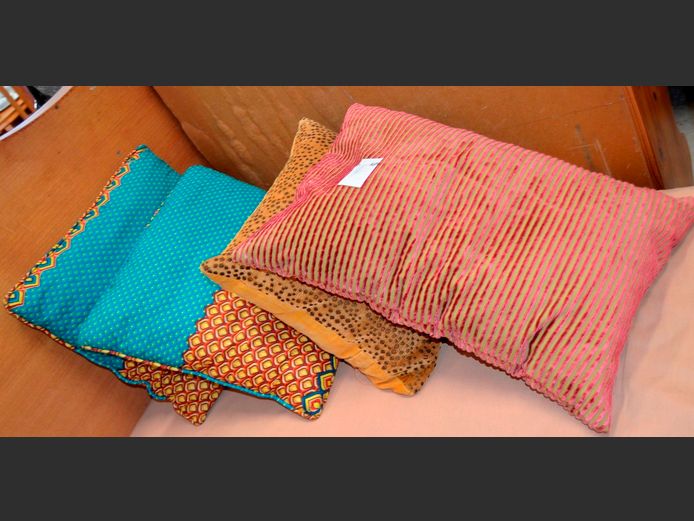 LOT OF 4: SCATTER CUSHIONS