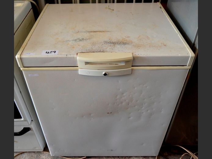 DEFY 195 LITRE CHEST FREEZER [Faulty, dented]